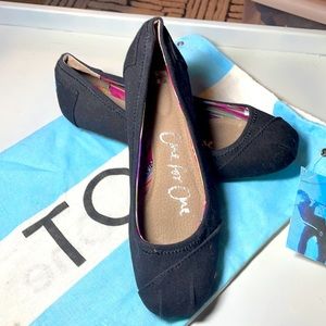 Toms black canvas round toe flats 7w